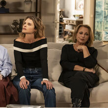 Mariana regressa a casa e mente sobre o que aconteceu, perante Laura e Hector