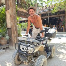 Ruben Rua surge apaixonado no México com a namorada