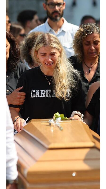 Inconsolável, cunhada de Diogo Jota chora copiosamente agarrada ao caixão do irmão do jogador - Fotos - TVGUIA