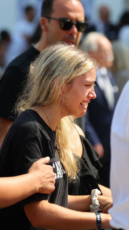 Inconsolável, cunhada de Diogo Jota chora copiosamente agarrada ao caixão do irmão do jogador - Fotos - TVGUIA