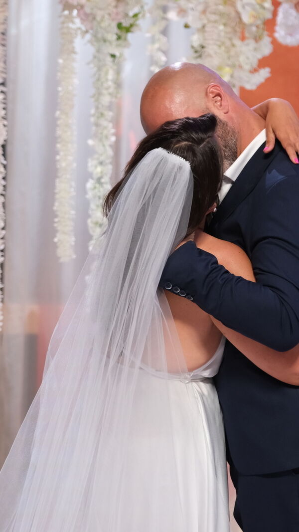 Raquel Mendes e João Ricardo trocam alianças, após final de 'Casados à Primeira Vista'