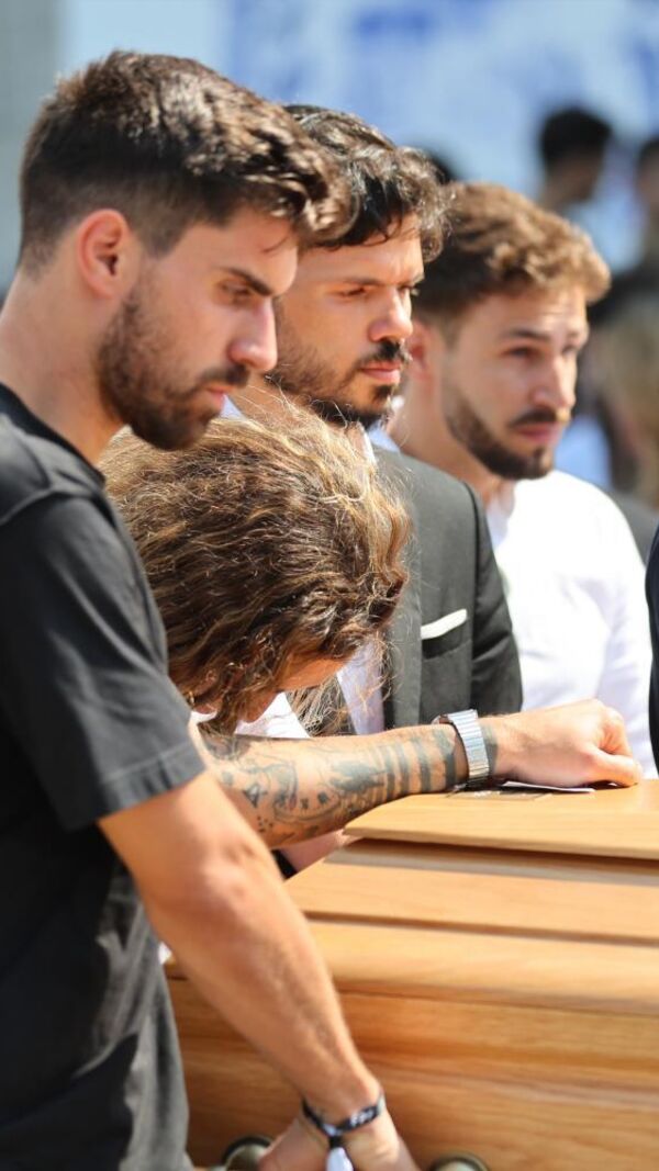 Rúben Neves apoia a viúva de Diogo Jota no funeral