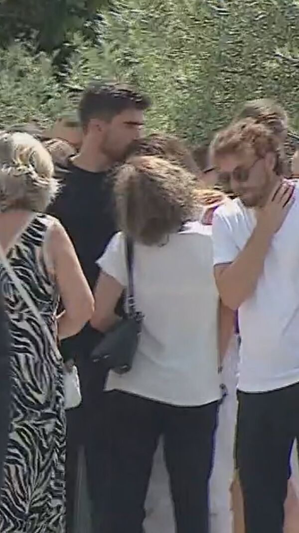 Rúben Neves apoia a viúva de Diogo Jota no funeral.