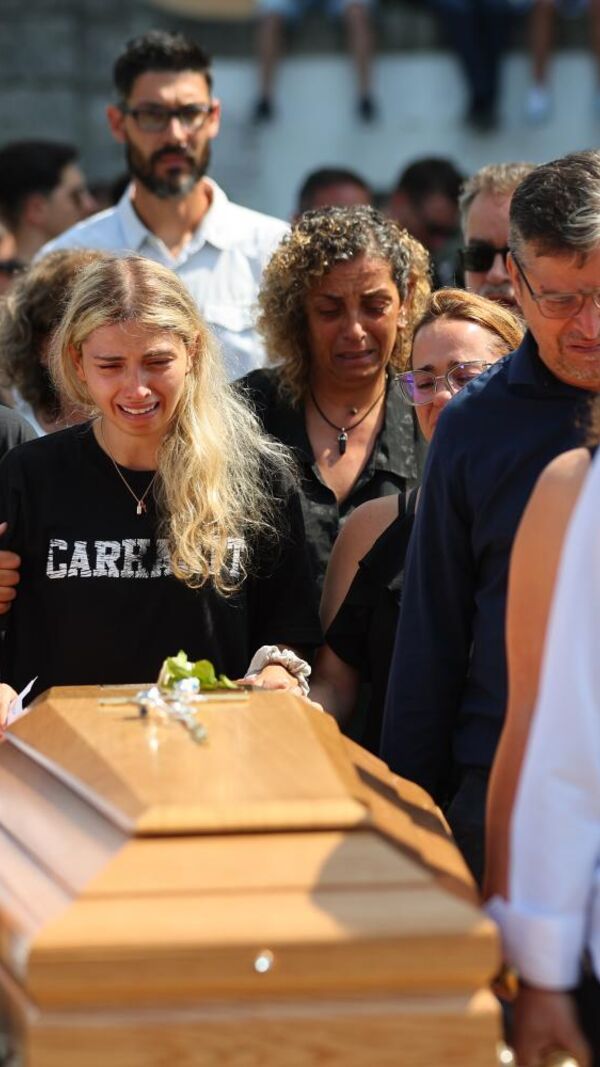 A namorada de André Silva estava inconsolável no funeral do namorado