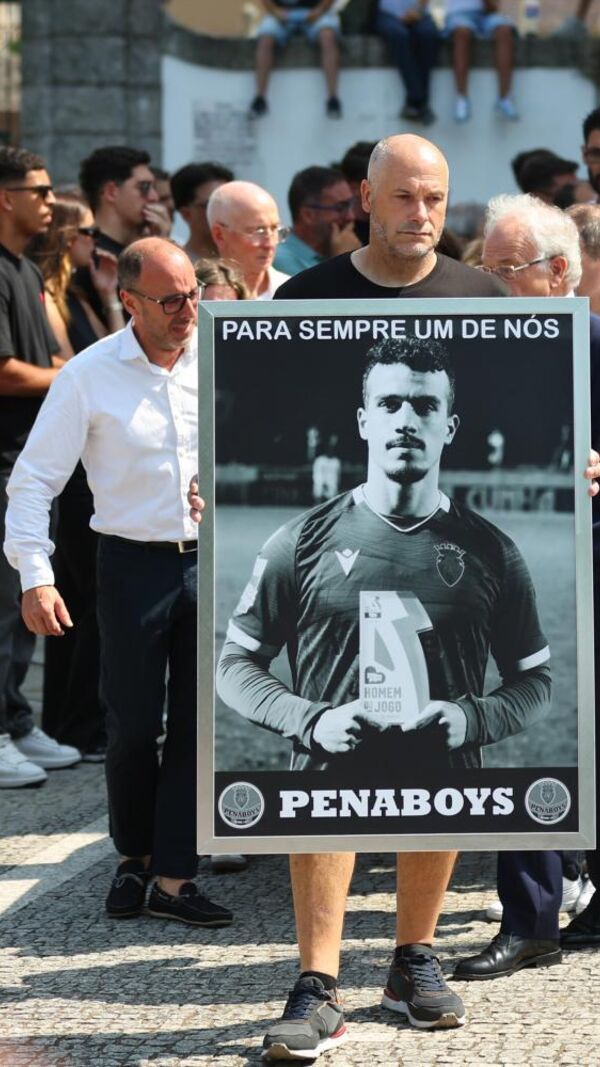 A homenagem a André Silva no cortejo fúnebre