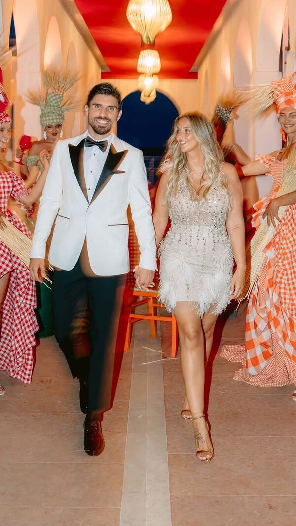 Ruben Neves com a mulher, Débora Lourenço juntos num momento difícil após o funeral de Diogo Jota