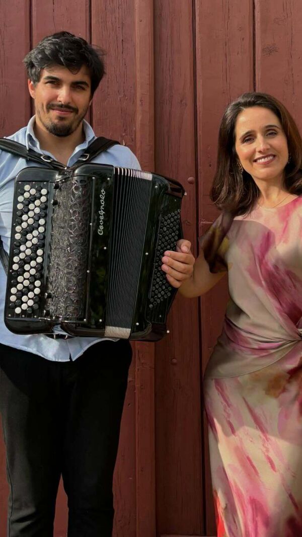 Marta Fernandes toca em casamentos no duo Martidi