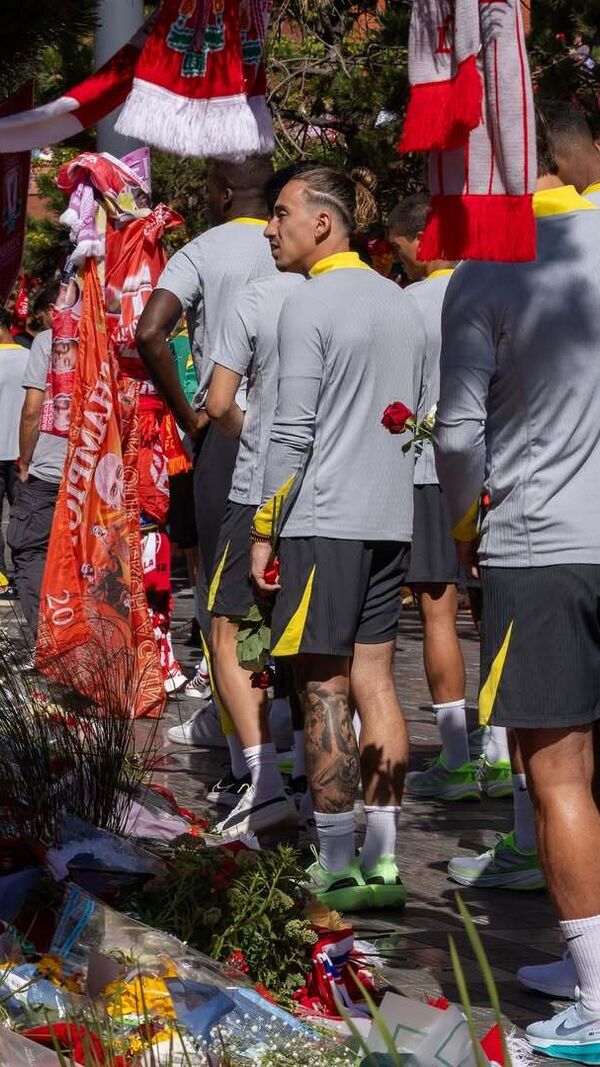 Homenagens a Diogo Jota em Anfield comovendo familiares e colegas.