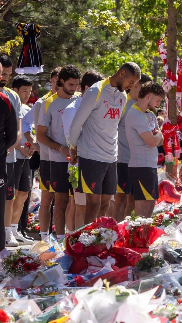 Homenagem a Diogo Jota e ao irmão junto ao Estádio de Anfield, em Liverpool