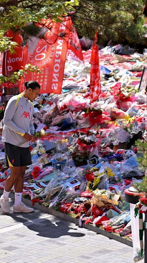 Homenagens a Diogo Jota em Anfield, com a presença de Rute Cardoso