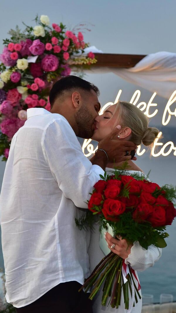 Pavlidis, jogador do Benfica, pede a companheira em casamento num cenário romântico