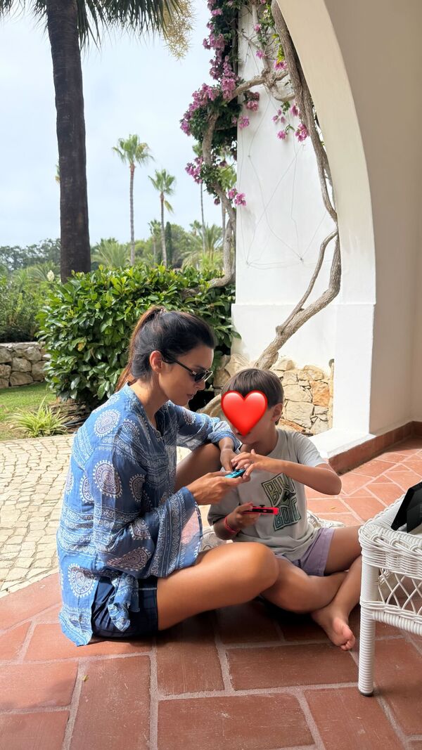 Maria Cerqueira Gomes ao lado do filho, João