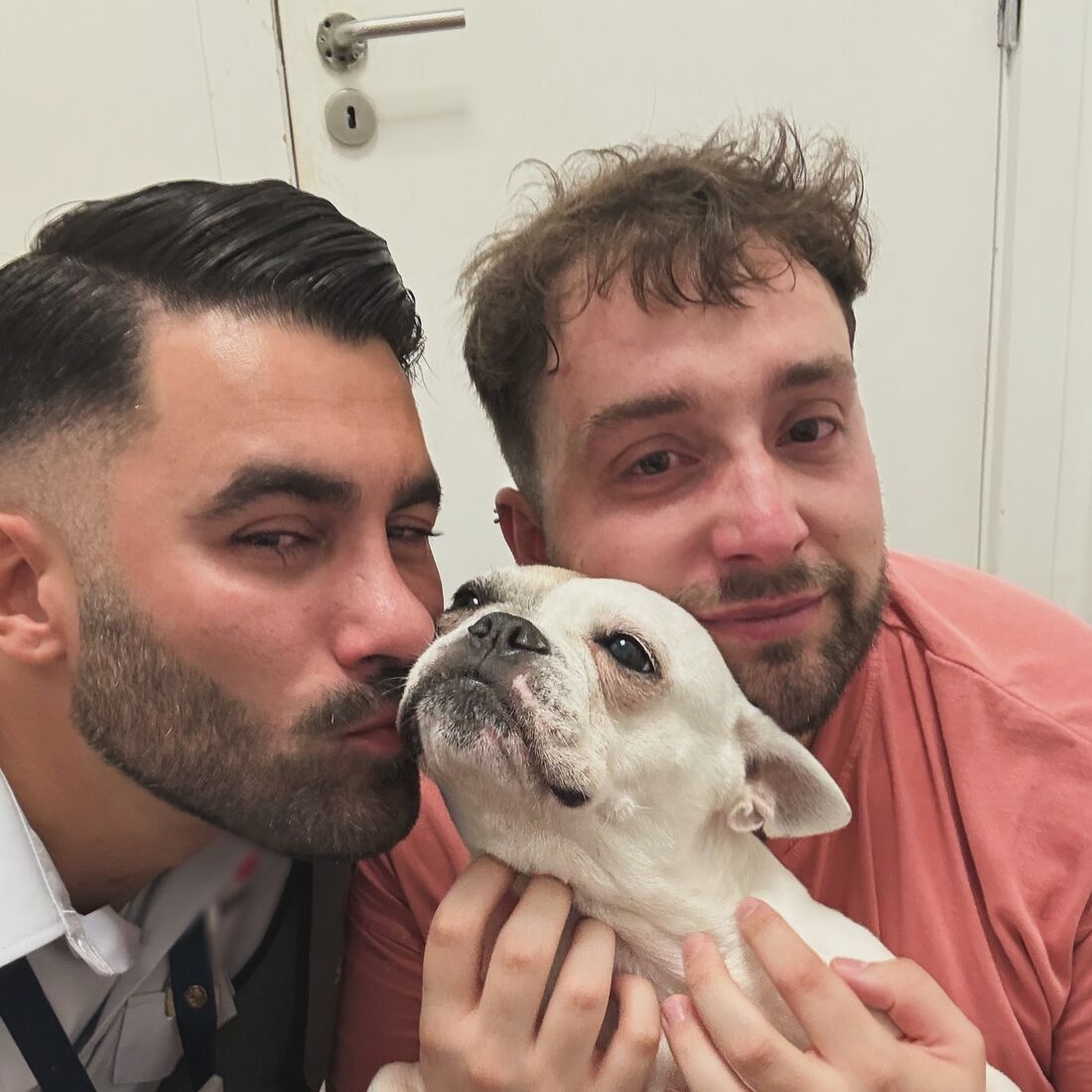 Luan e Tiago com a cadela Tuga