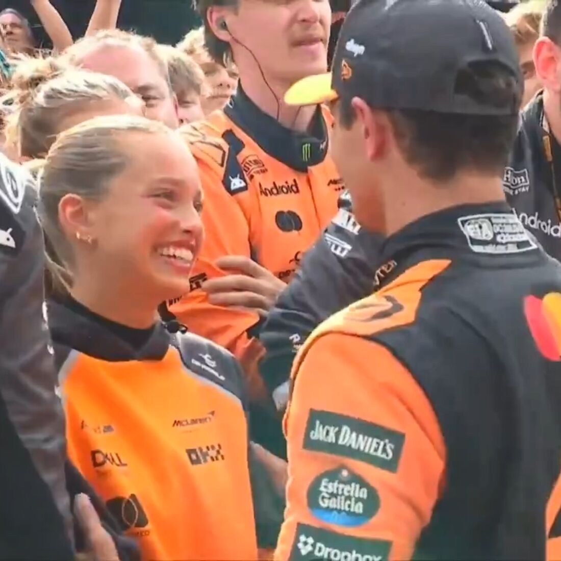 Margarida Corceiro e Lando Norris celebram vitória no GP da Hungria com beijo apaixonado