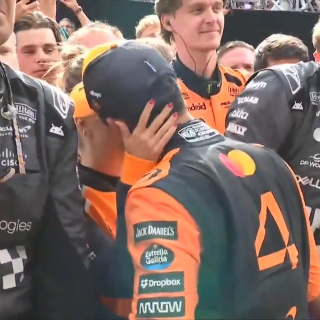 Margarida Corceiro e Lando Norris celebram vitória no GP da Hungria com beijo apaixonado