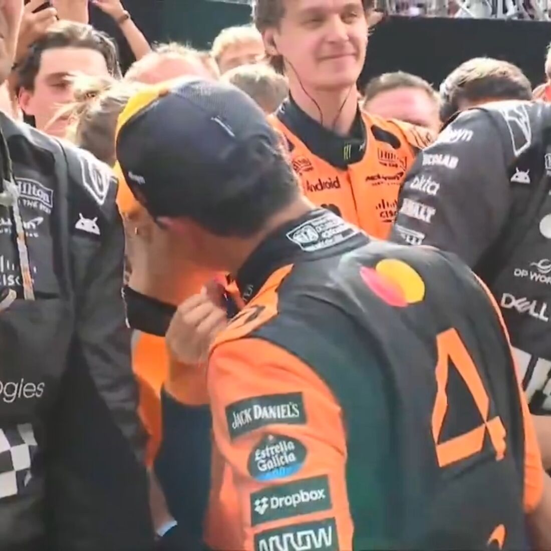 Margarida Corceiro e Lando Norris celebram vitória no GP da Hungria com beijo apaixonado