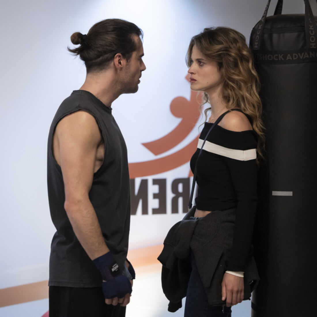 Mariana e JD resolvem conflito nos braços um do outro