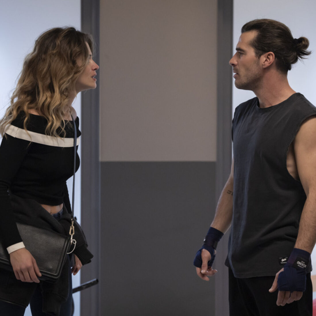 Mariana e JD envolvem-se após discussão em A Protegida.
