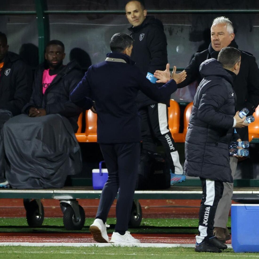 Jorge Costa e Sérgio Conceição cumprimentam-se num Académico-FC Porto em 2023