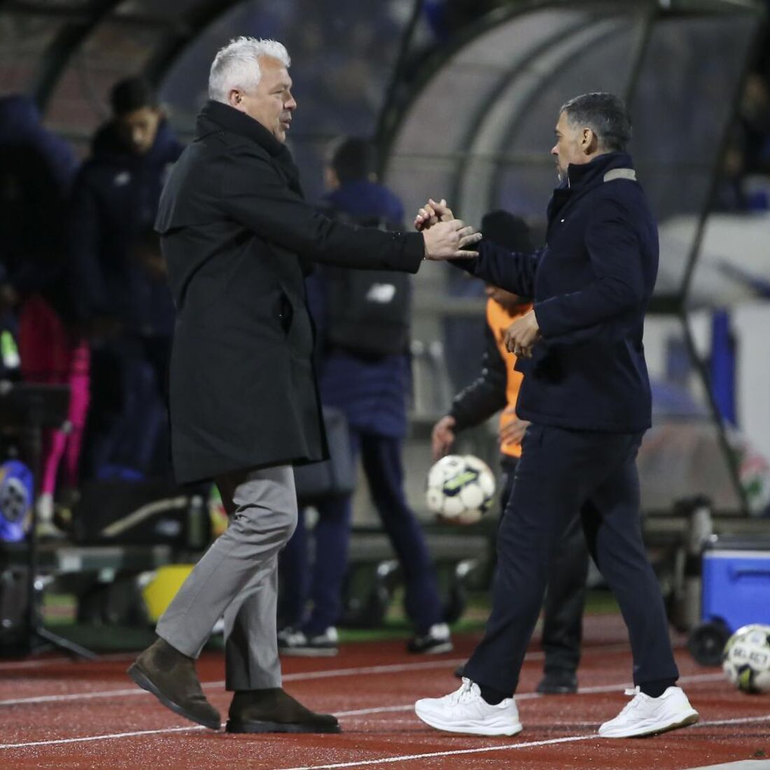 Jorge Costa e Sérgio Conceição cumprimentam-se num Académico-FC Porto em 2023