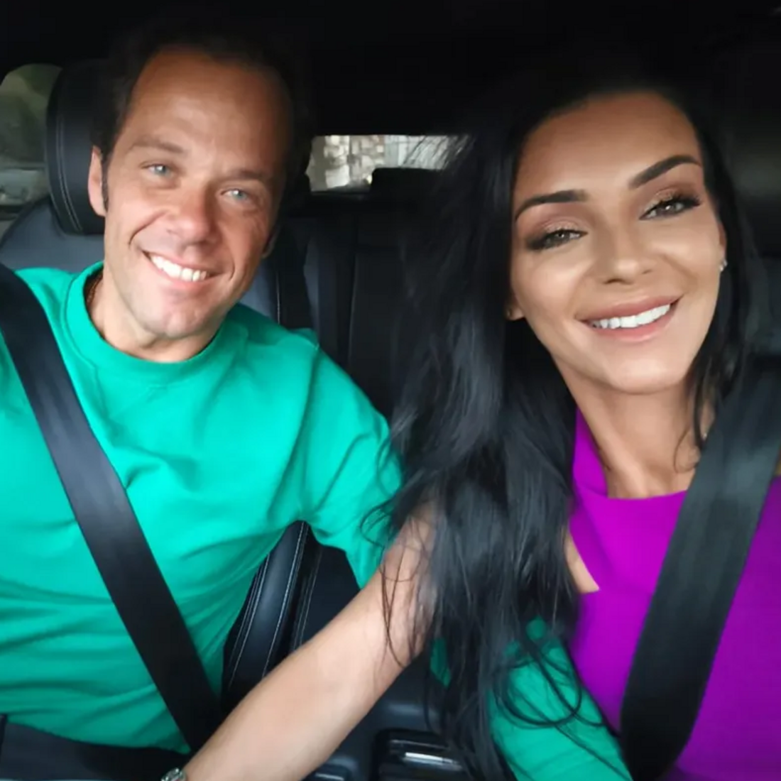 Luíza Abreu assiste à corrida de João Moura Caetano longe da família do namorado