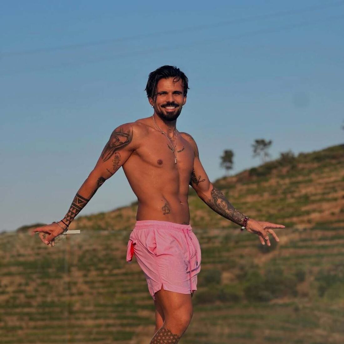 Domingos Terra surge com novo visual ao lado de Isa e do filho