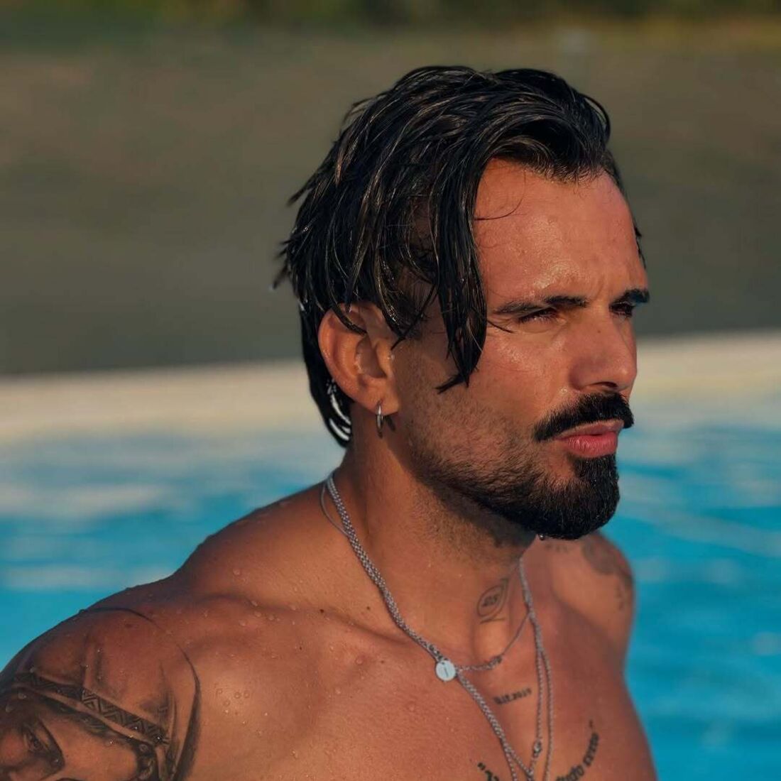 Domingos Terra surge com visual renovado ao lado de Isa e do filho