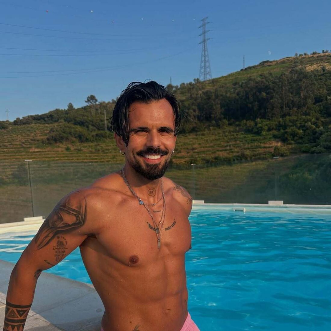 Domingos Terra surge com visual renovado na piscina, ao lado de Isa e do filho