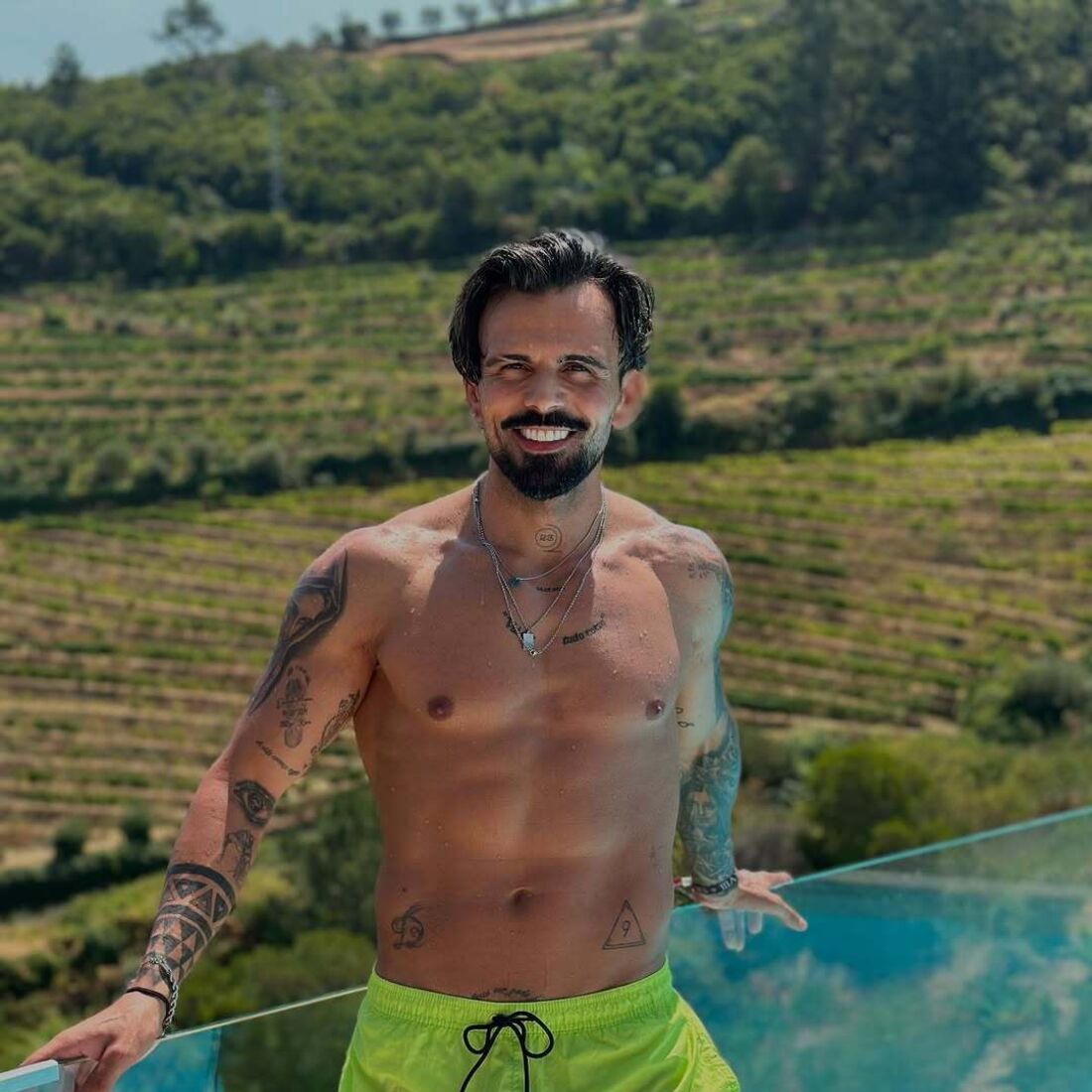 Domingos Terra surge com novo visual, ao lado de Isa e do filho