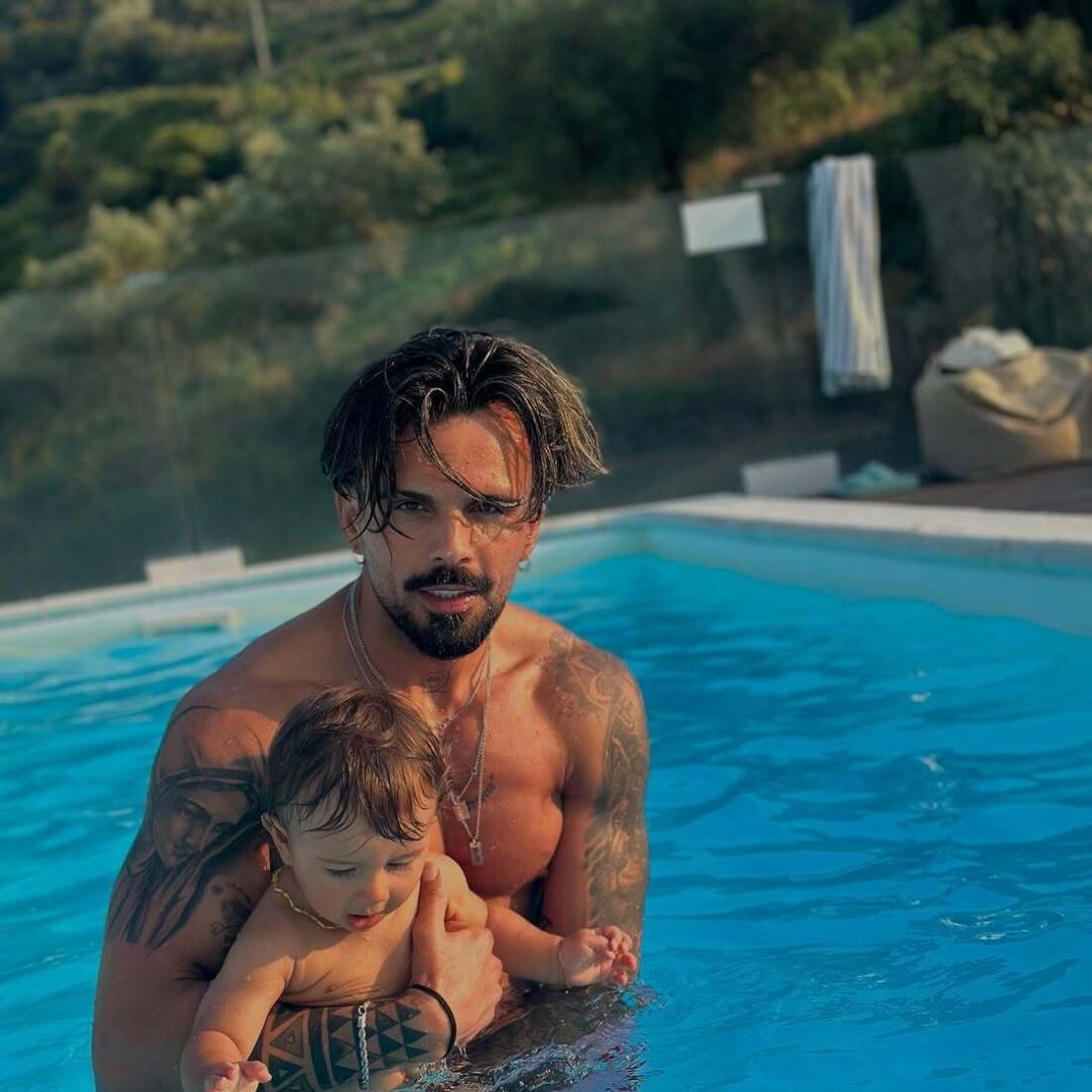 Domingos Terra com o filho e Isa Oliveira numa piscina