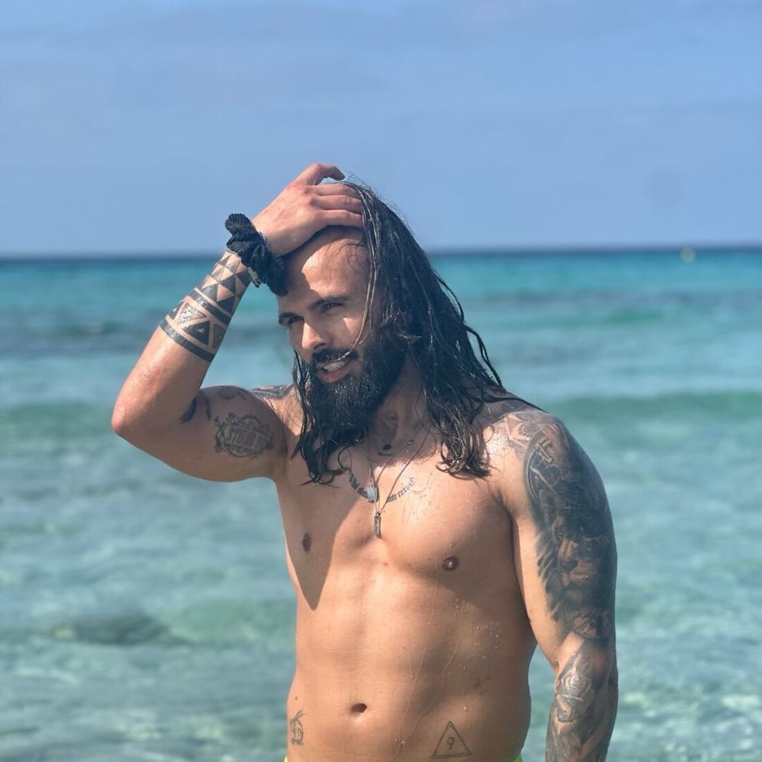 Domingos Terra surge com visual renovado, ao lado de Isa e do filho