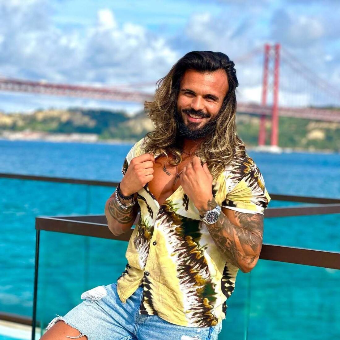 Domingos Terra surge com visual renovado, ao lado de Isa e do filho