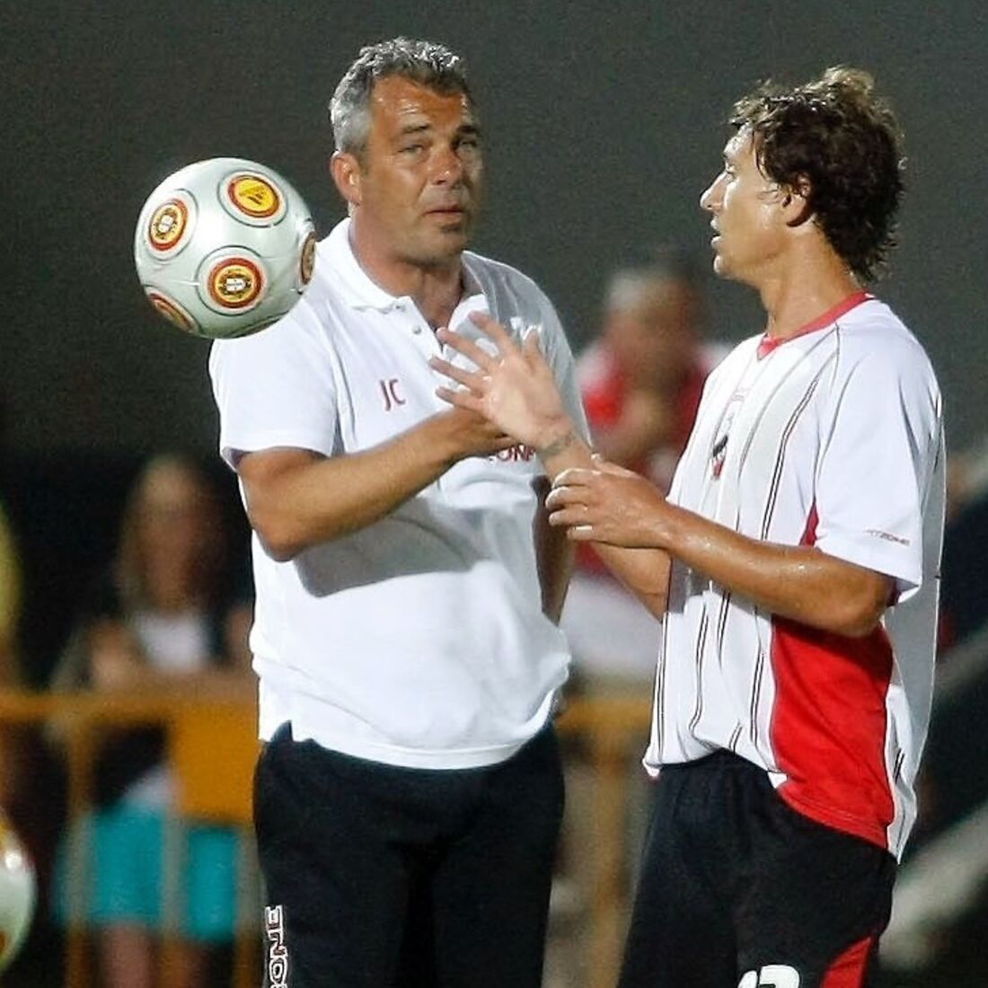 Jorge Costa recebe homenagem emotiva de Ukra, 'filho do futebol'.

