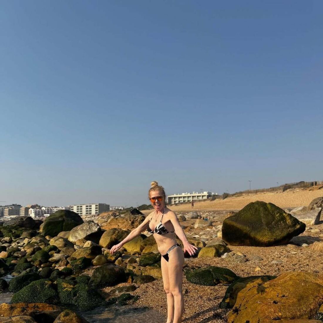 Marta Neto, após polémica televisiva, exibe boa forma numa praia