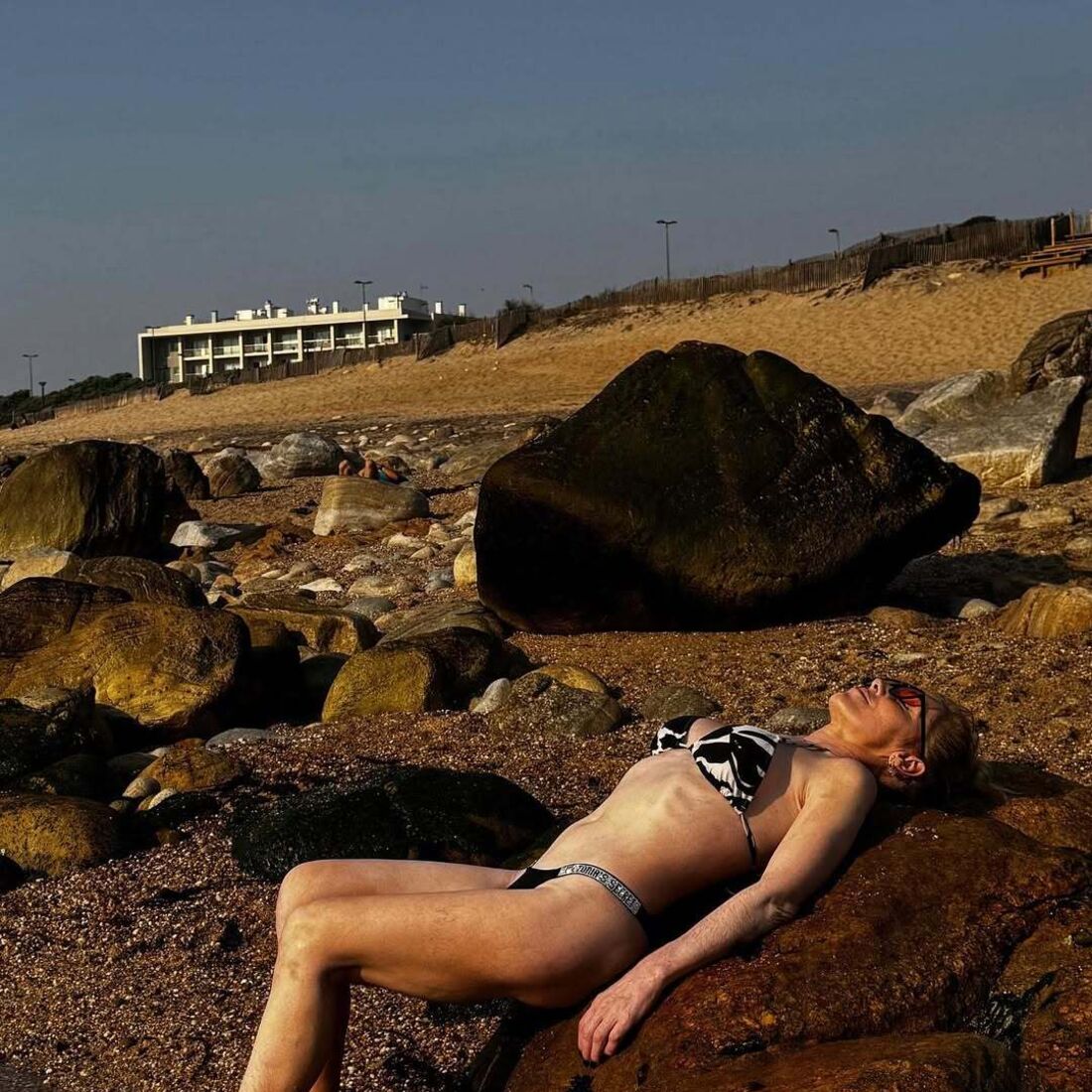 Marta Neto relaxa na praia após polémica televisiva