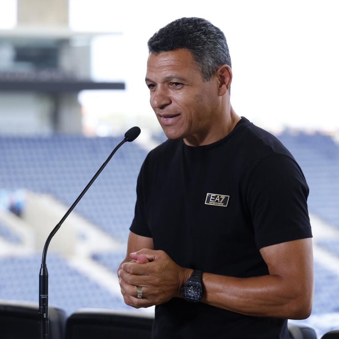 Homenagem a Jorge Costa no Estádio do Dragão, com Luís Montenegro presente