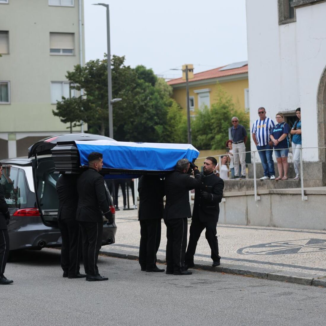 A chegada da urna de Jorge Costa à Igreja do Cristo Rei, no Porto