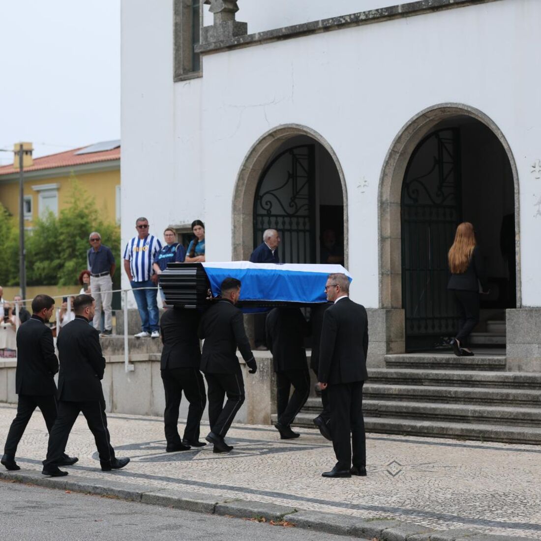 A chegada da urna de Jorge Costa à Igreja do Cristo Rei, no Porto