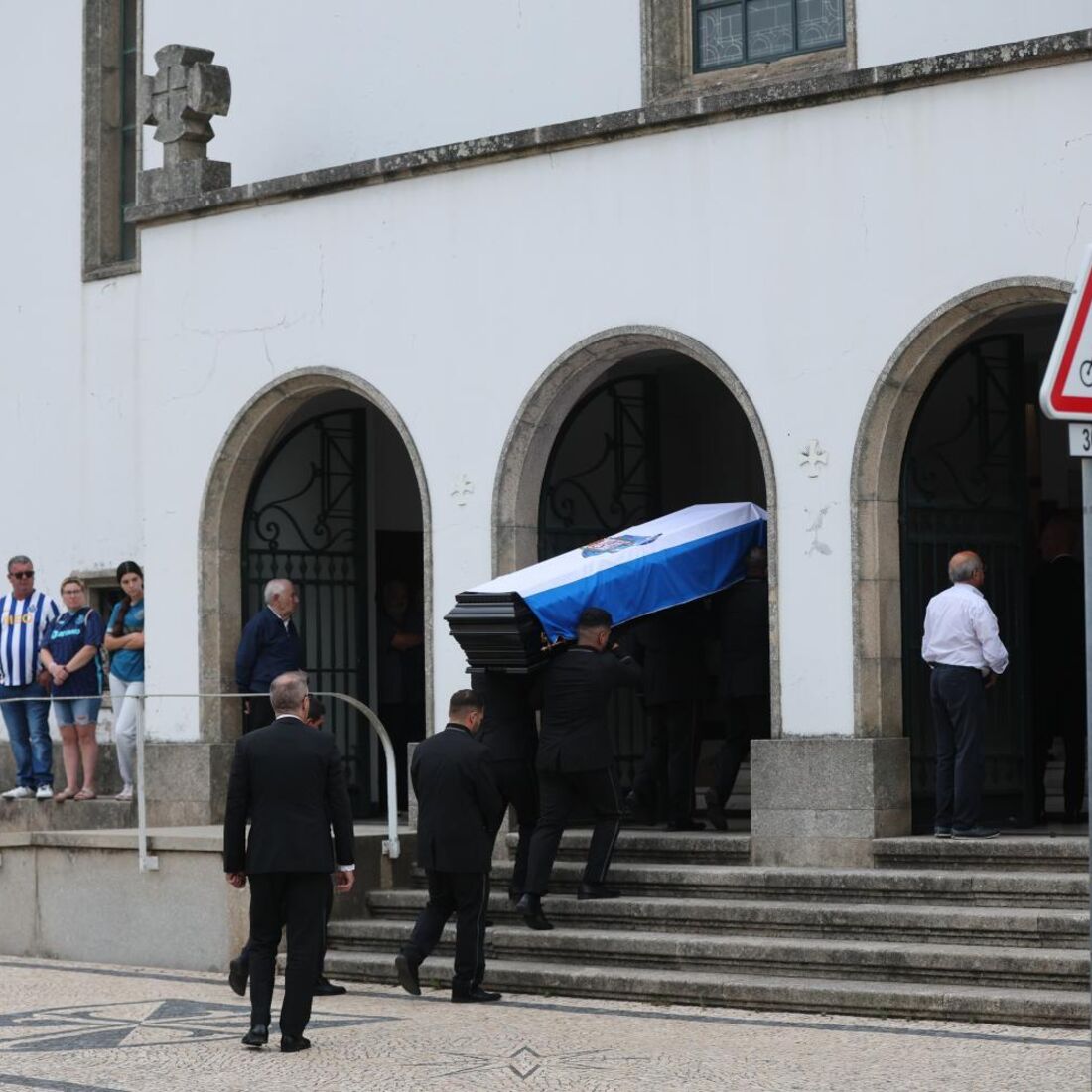 A chegada da urna de Jorge Costa à Igreja do Cristo Rei, no Porto