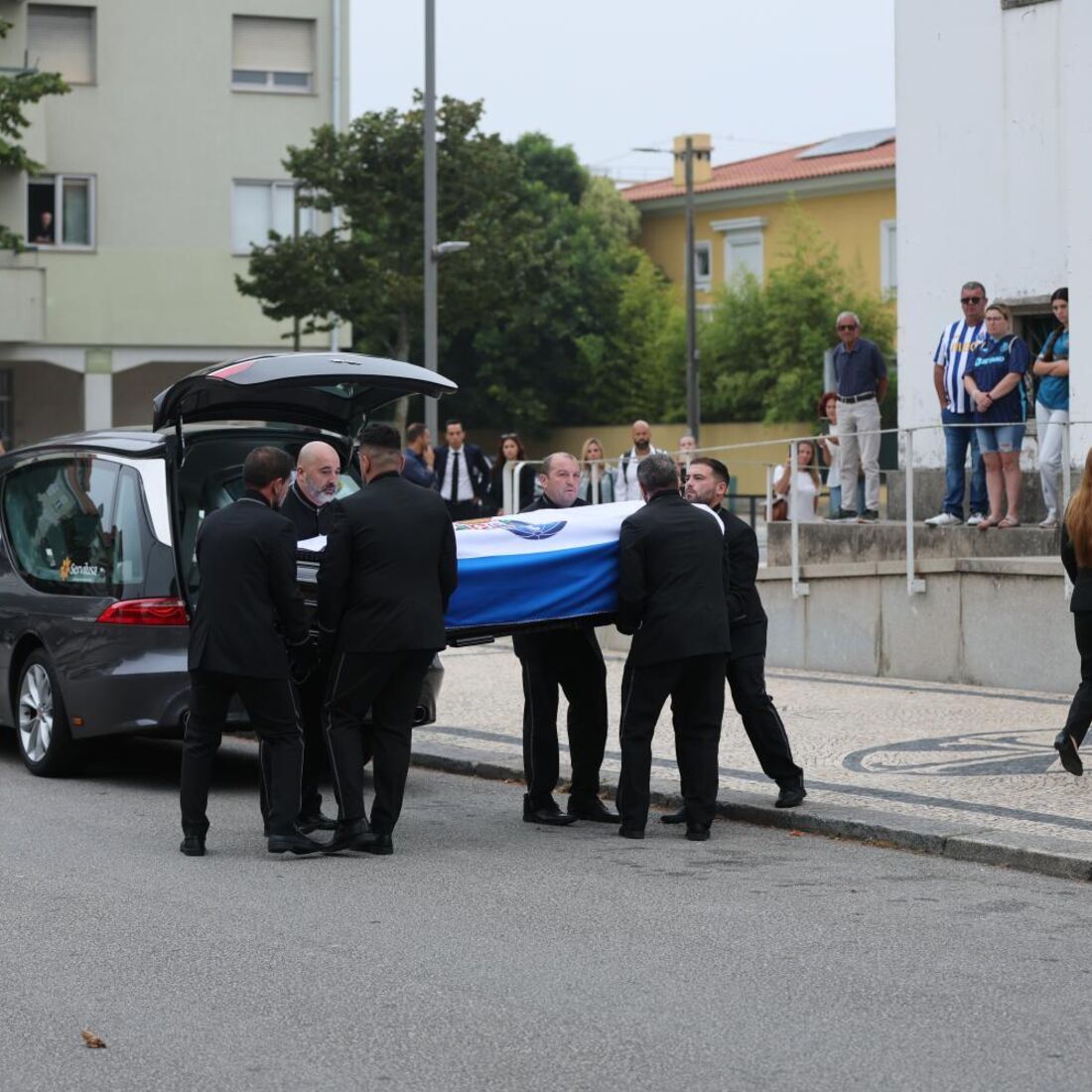 A chegada da urna de Jorge Costa à Igreja do Cristo Rei, no Porto