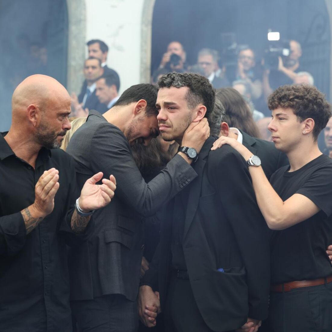 Filhos de Jorge Costa no funeral do pai