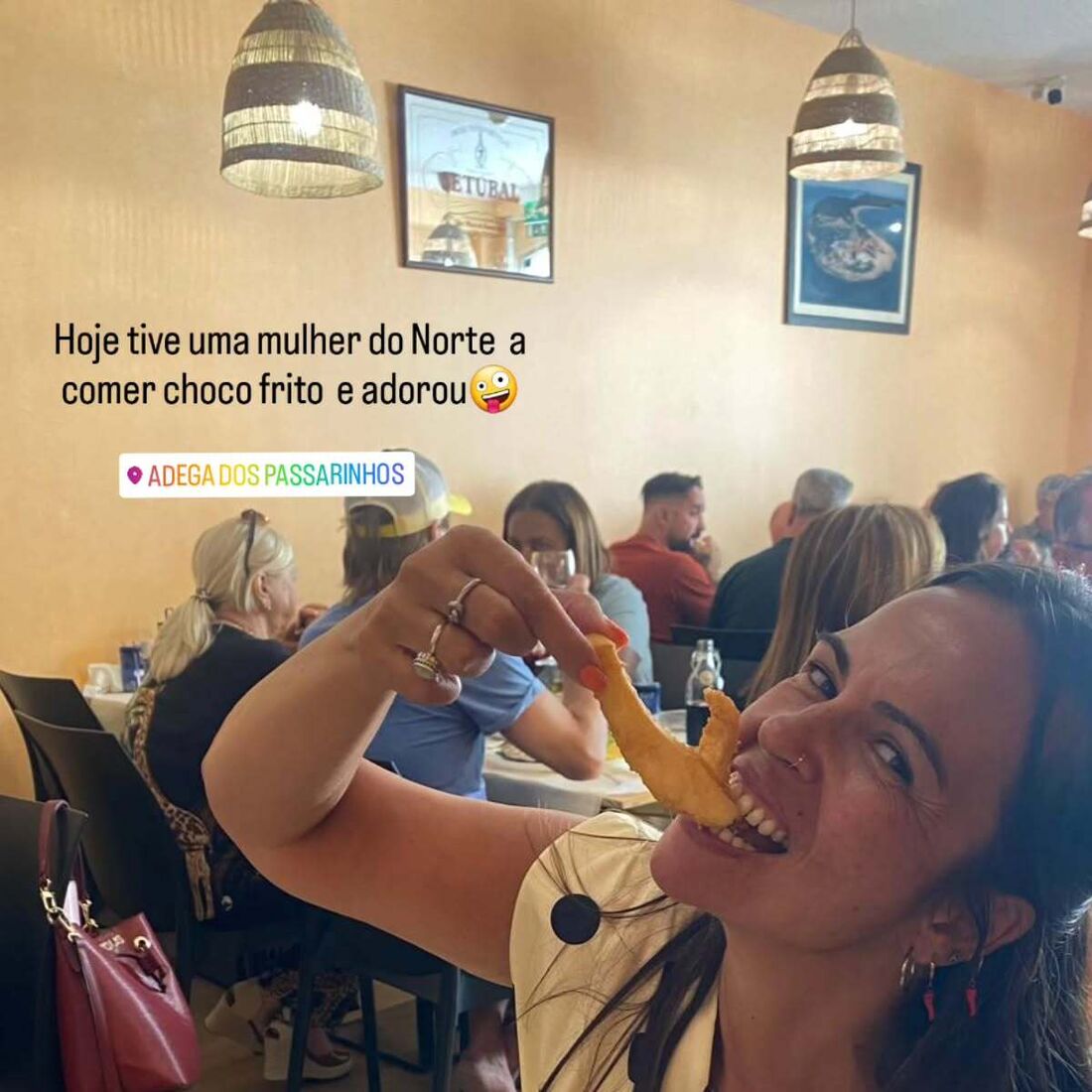 Uma mulher do Norte provou e aprovou choco frito na Adega dos Passarinhos