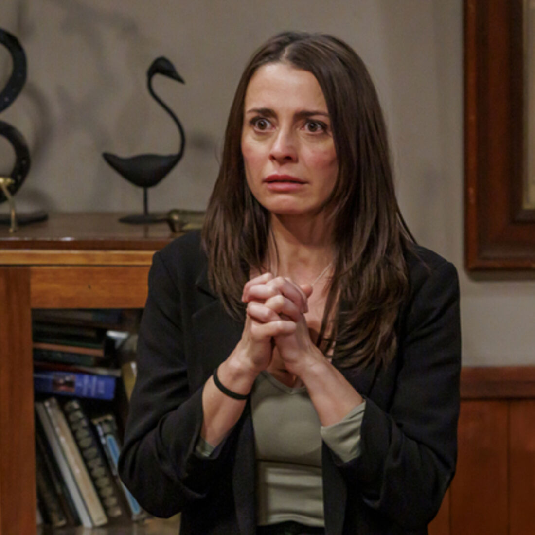 Sofia volta a ser suspeita na morte de Raul e enfrenta novos problemas.
