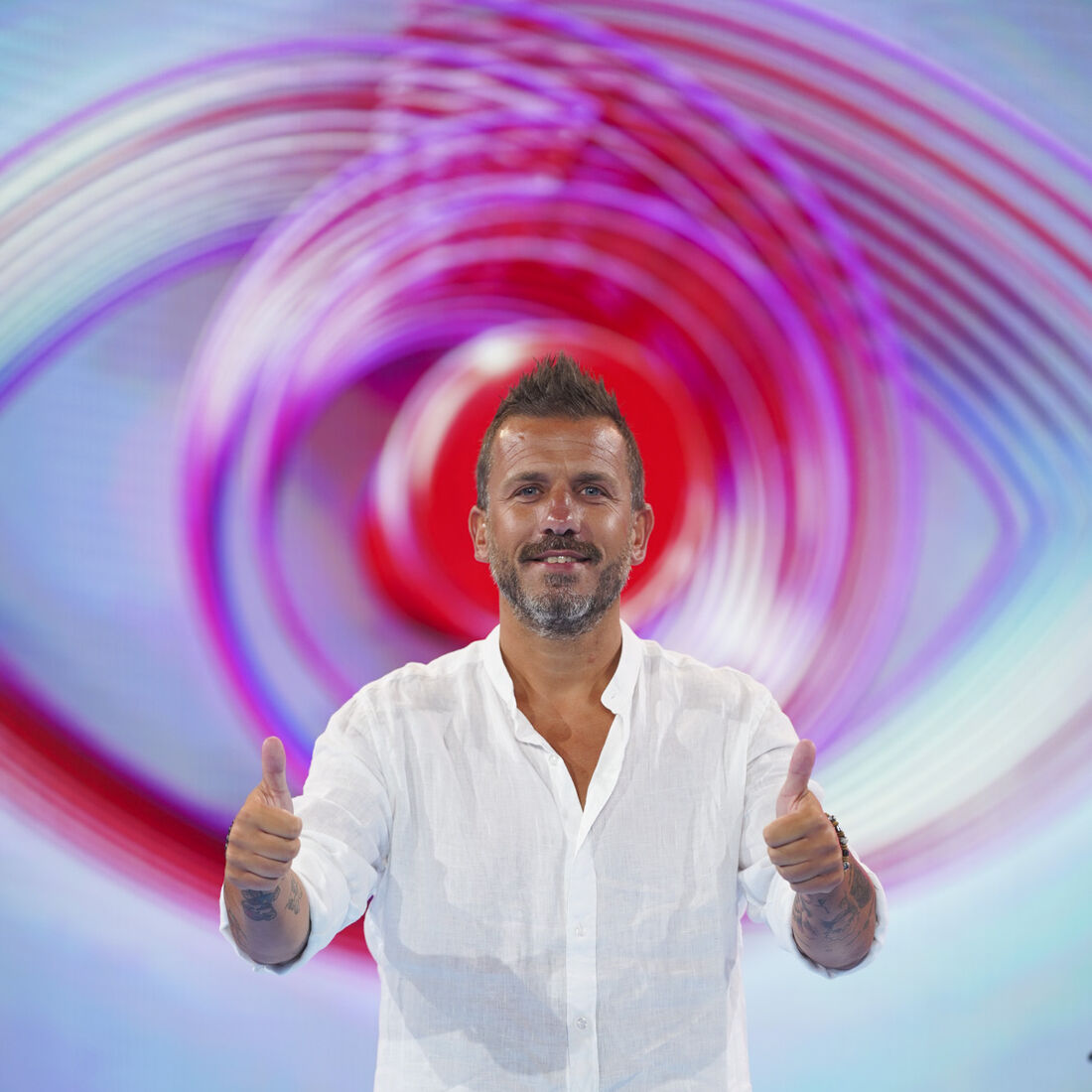 Bombeiro Dudu responde a críticas sobre entrada no BB. Afirma ter direito a férias e apoio dos colegas