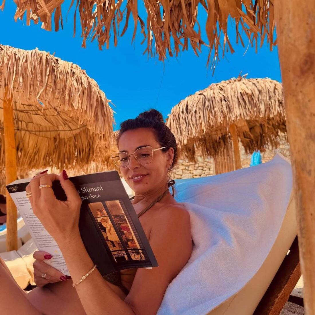 Catarina Furtado aproveita férias na Grécia para ler 'Canção Doce'