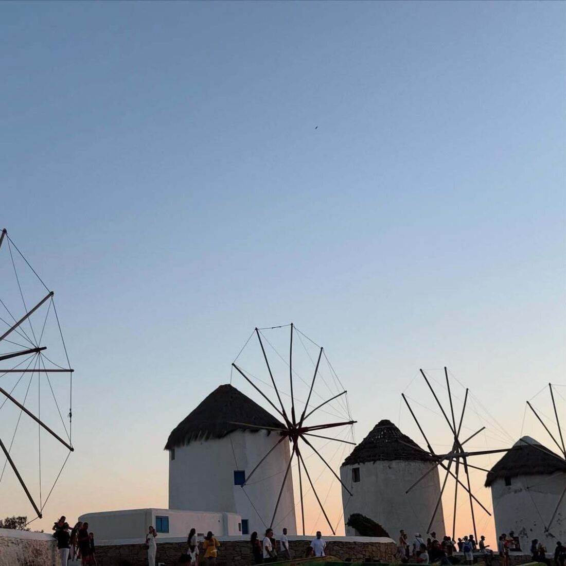 Catarina Furtado goza férias com os filhos na Grécia, entre moinhos