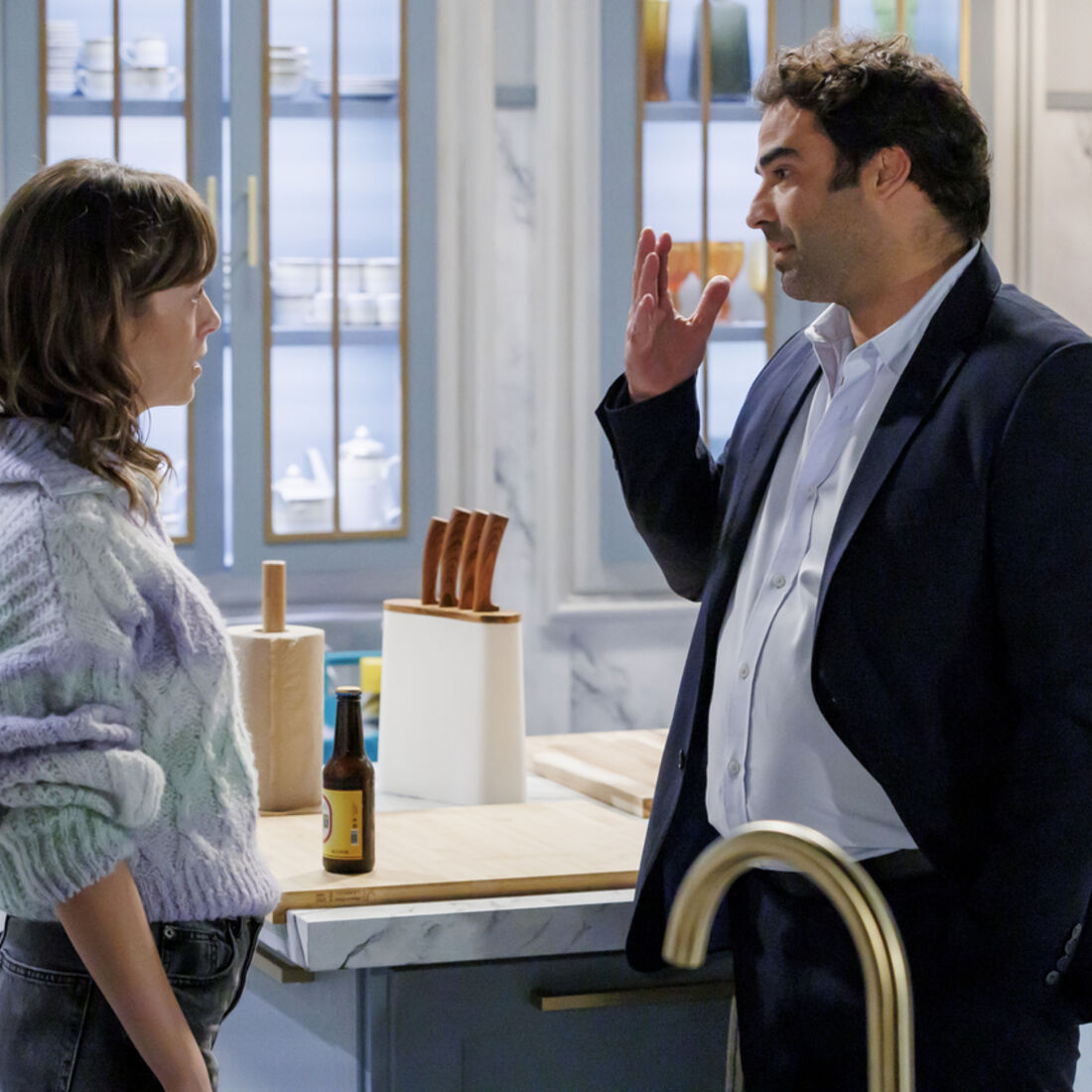 Miguel declara-se a Laura, após envolvimento de Tomás com Verónica