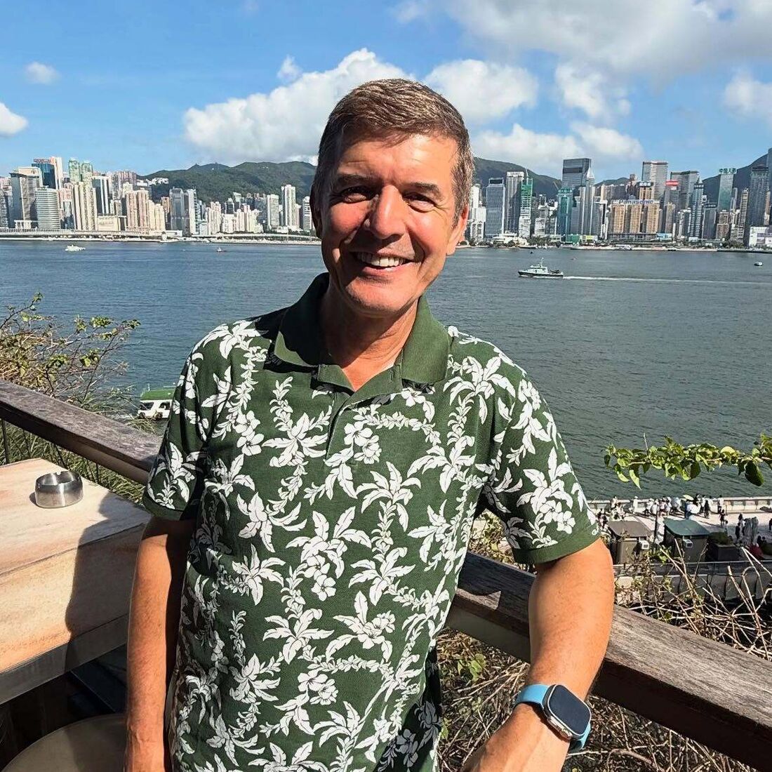 João Baião aproveita paisagem de Hong Kong durante as férias