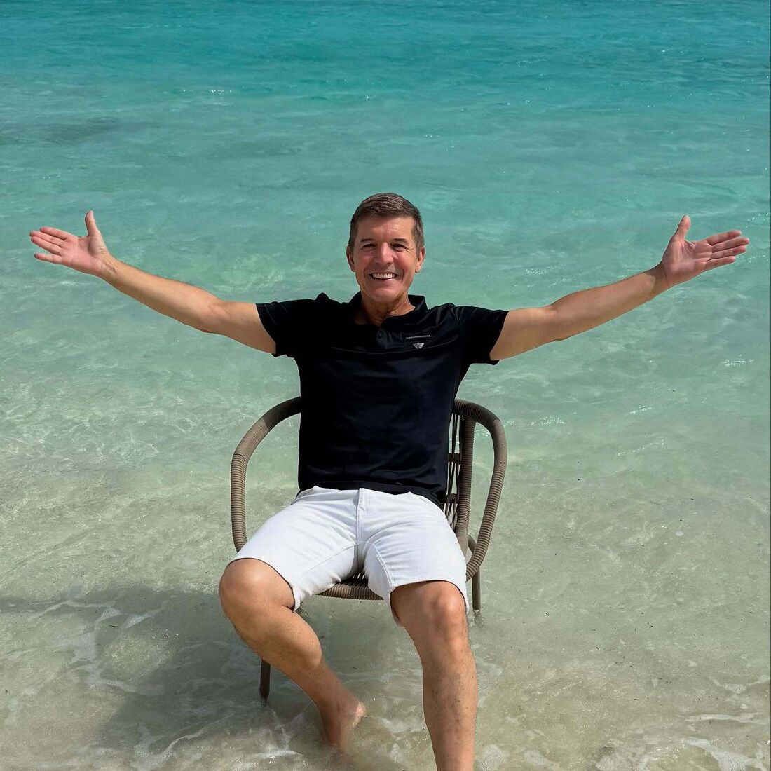 João Baião relaxa numa cadeira na praia, durante as suas férias