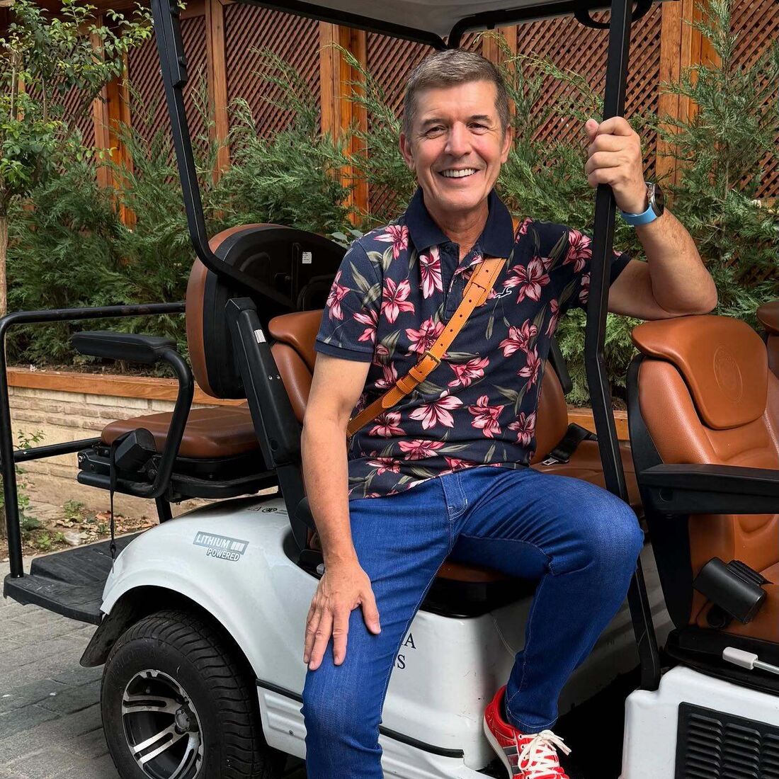 João Baião aproveita dia de folga num veículo elétrico durante as férias.
